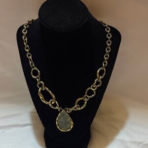 Chic Gold Necklace with Textured Pendant
